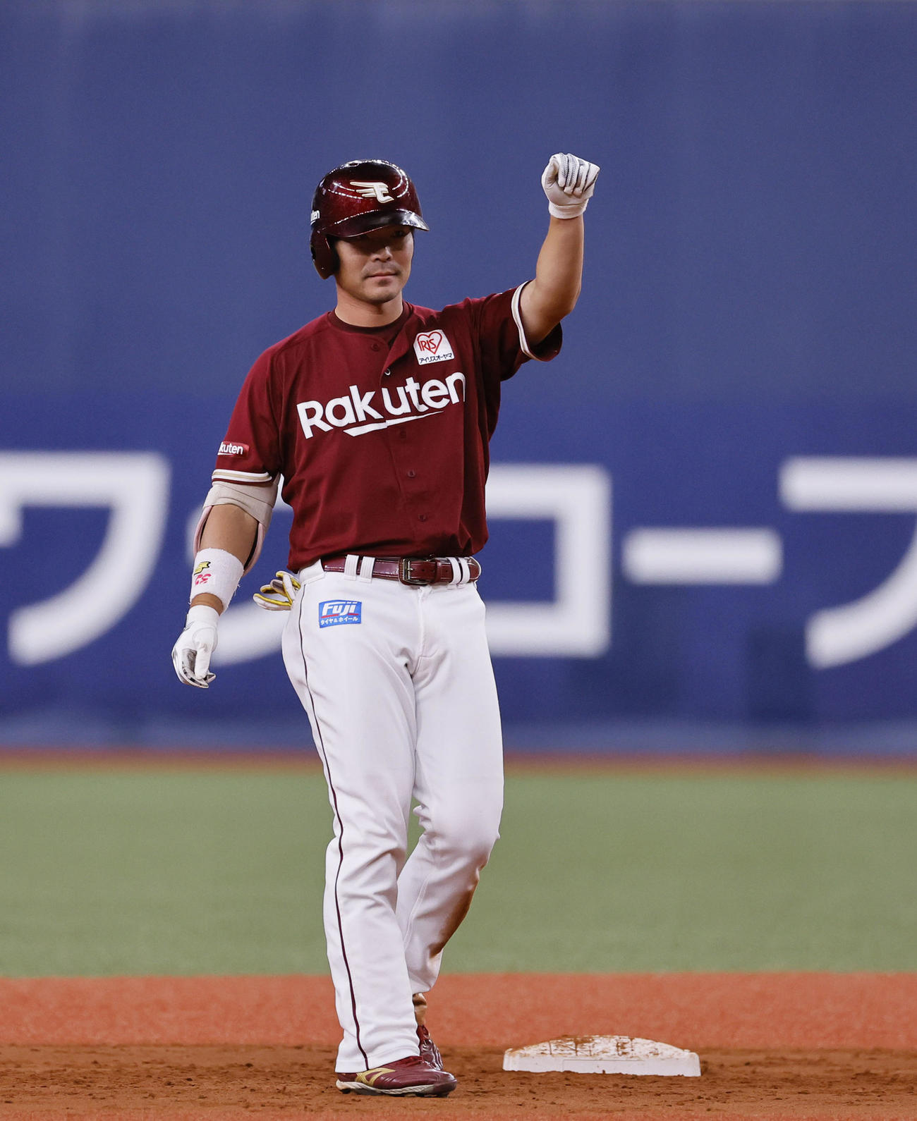 オリックス対楽天　2回表楽天2死満塁、右越えに走者一掃の二塁打を放ちガッツポーズをする島内（撮影・藤尾明華）