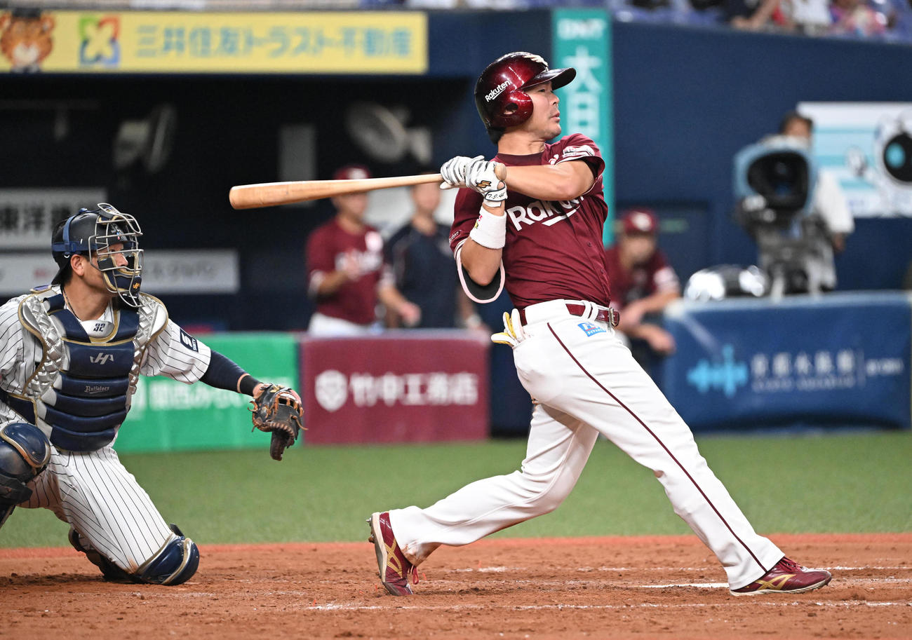 オリックス対楽天　4回表楽天1死一塁、右翼線に適時二塁打を放つ島内（撮影・和賀正仁）