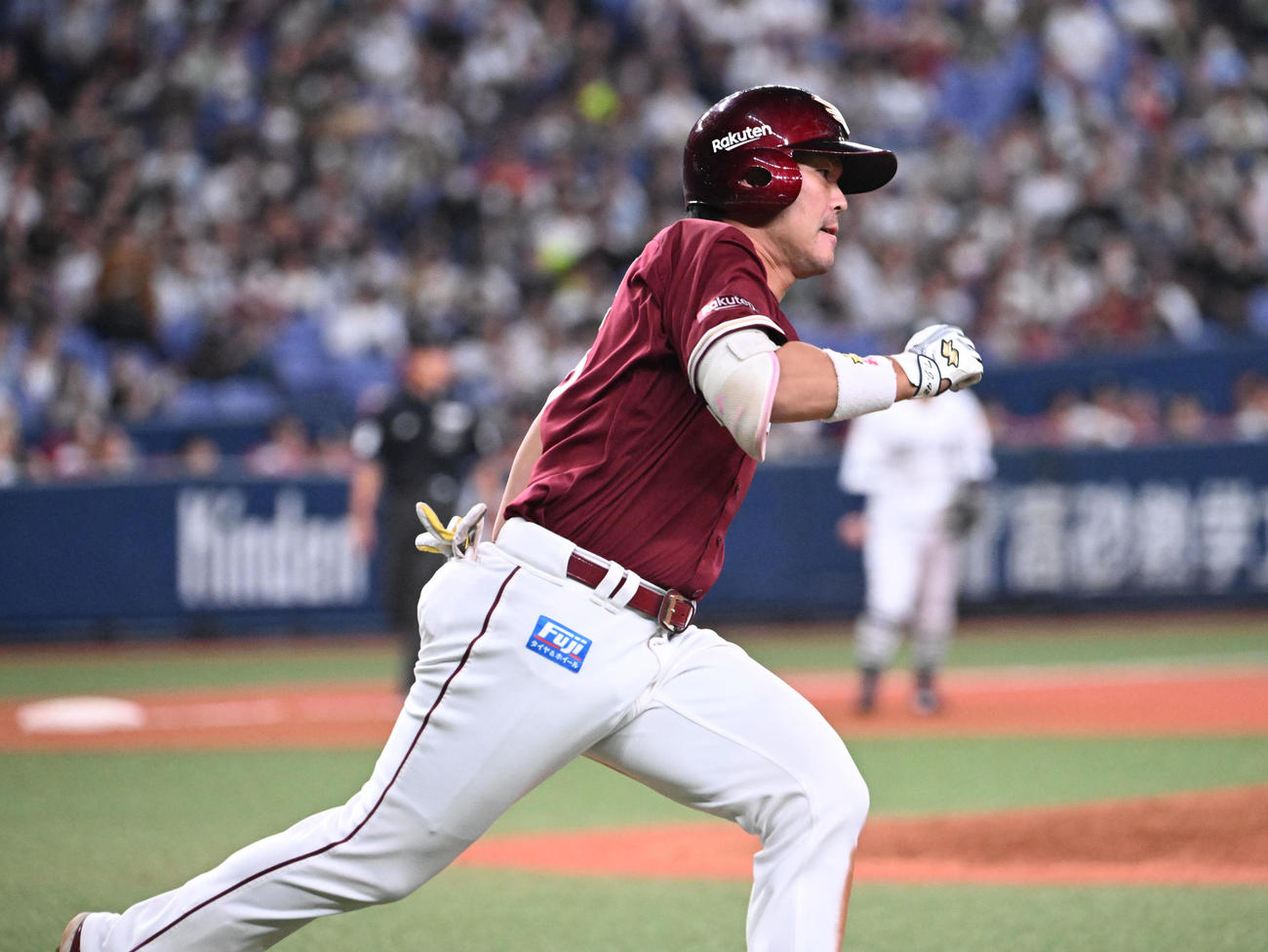 オリックス対楽天　4回表楽天1死一塁、右翼線に適時二塁打を放つ島内（撮影・和賀正仁）