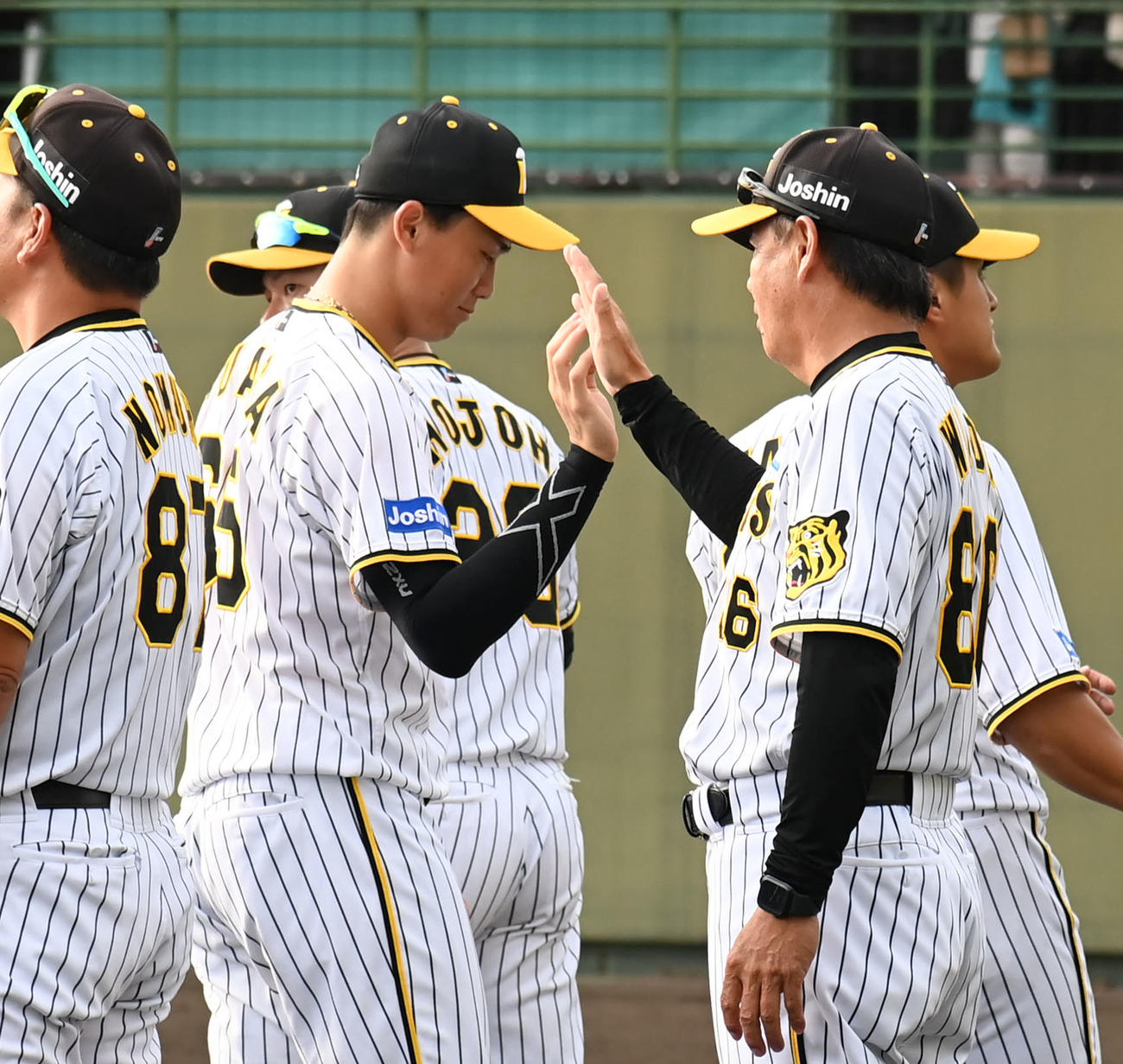 阪神対広島　広島に勝利し和田豊2軍監督（右）とハイタッチをする湯浅（撮影・石井愛子）