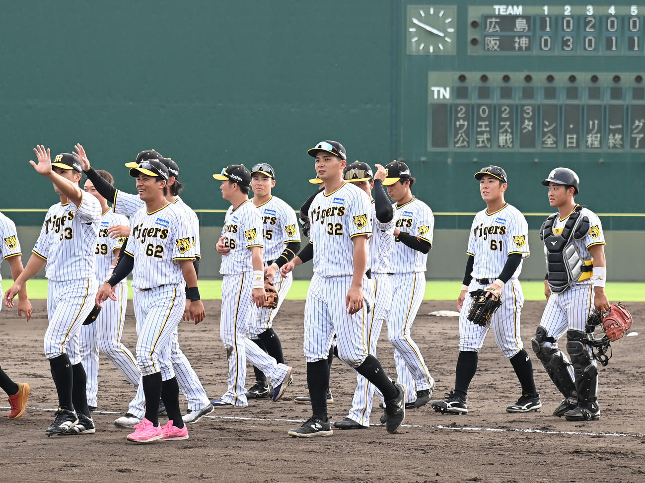 阪神対広島　スタンドのファンに手を振る阪神ナイン（撮影・石井愛子）
