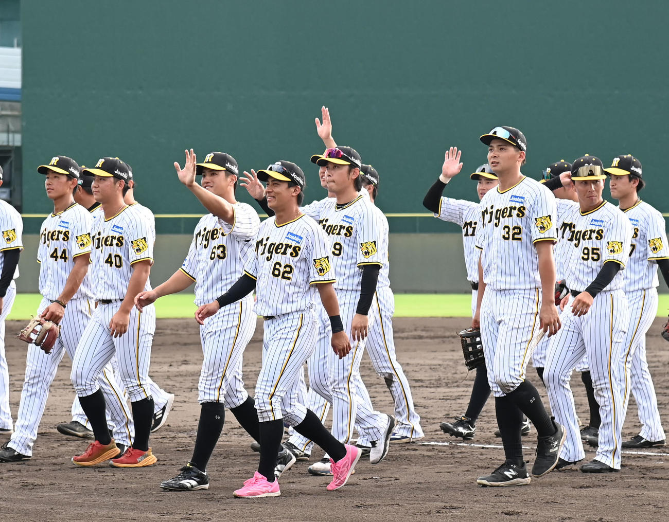 阪神対広島　スタンドのファンに手を振る阪神ナイン（撮影・石井愛子）