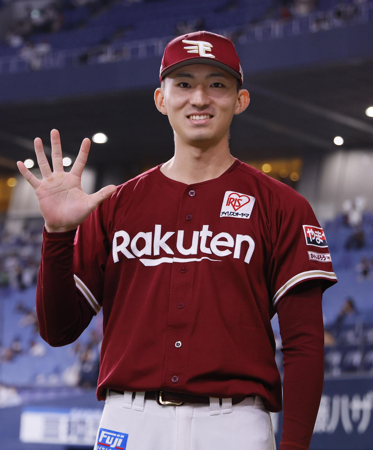 オリックス対楽天　ヒーローインタビューを終え、ポーズをとる楽天荘司（撮影・藤尾明華）
