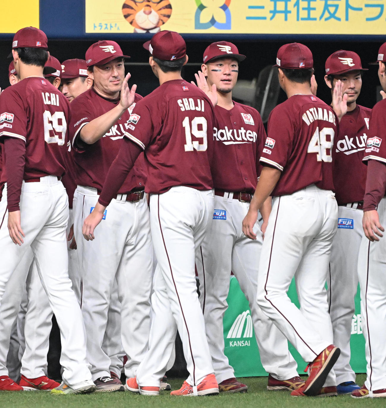 オリックス対楽天　オリックスに勝利し5勝目をあげた荘司とタッチを交わす楽天石井監督（左から2人目）（撮影・和賀正仁）