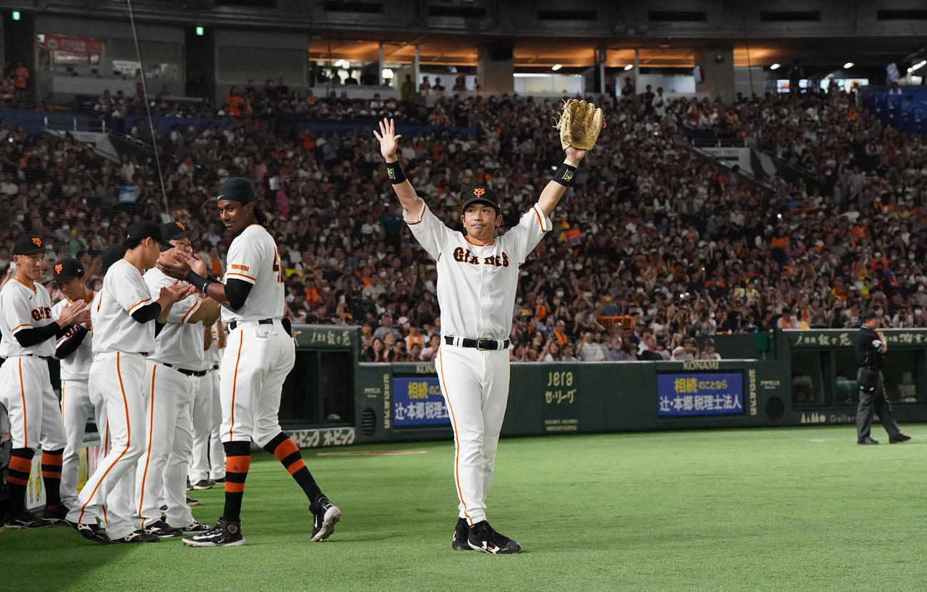 巨人対ヤクルト　6回表、守備に就いた後、交代し、ファンにあいさつする松田（撮影・狩俣裕三）
