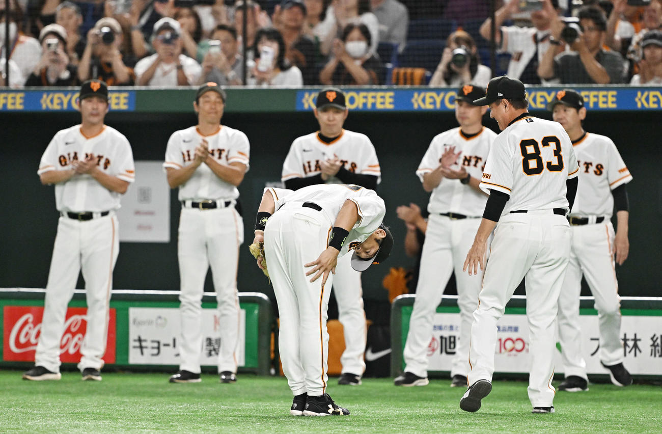 巨人対ヤクルト　6回表、交代する巨人三塁手松田（手前左）は原監督に一礼する（撮影・滝沢徹郎）