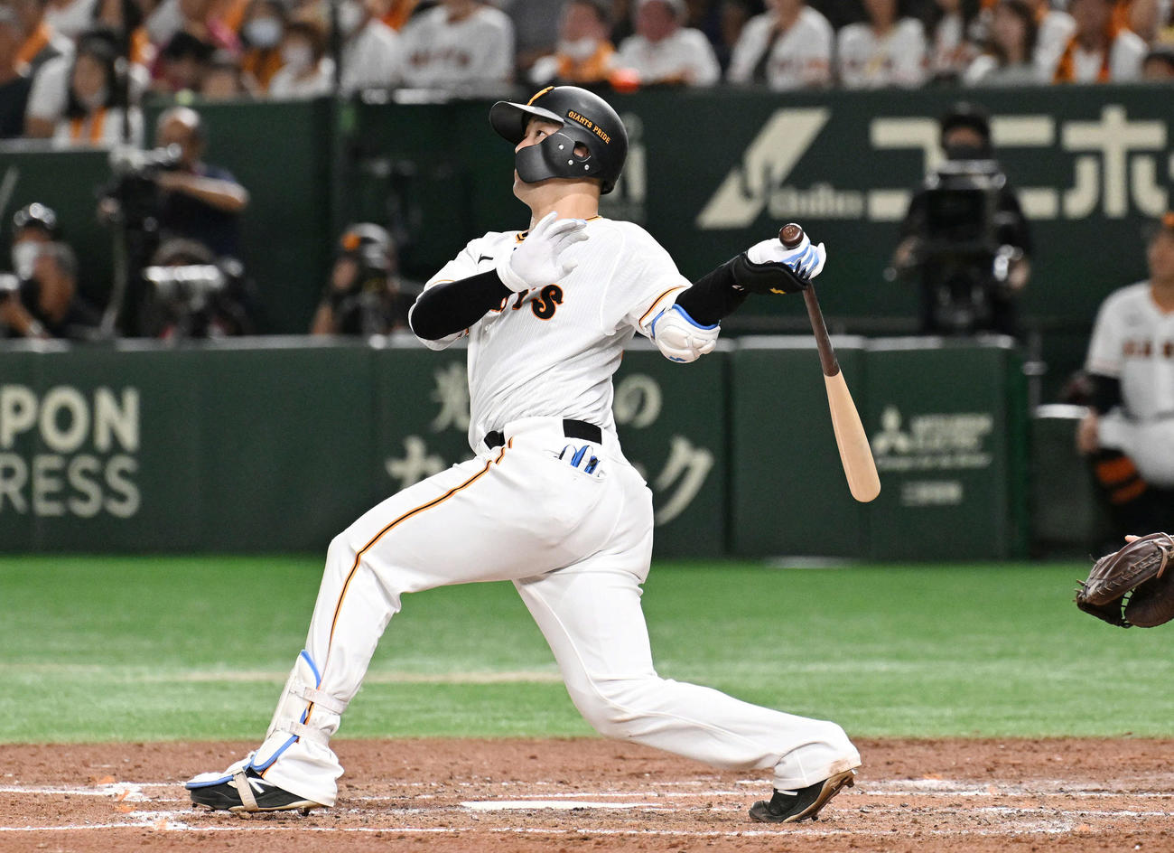 巨人対ヤクルト5回裏巨人1死、岸田は左越え先制ソロ本塁打を放つ（撮影・滝沢徹郎）
