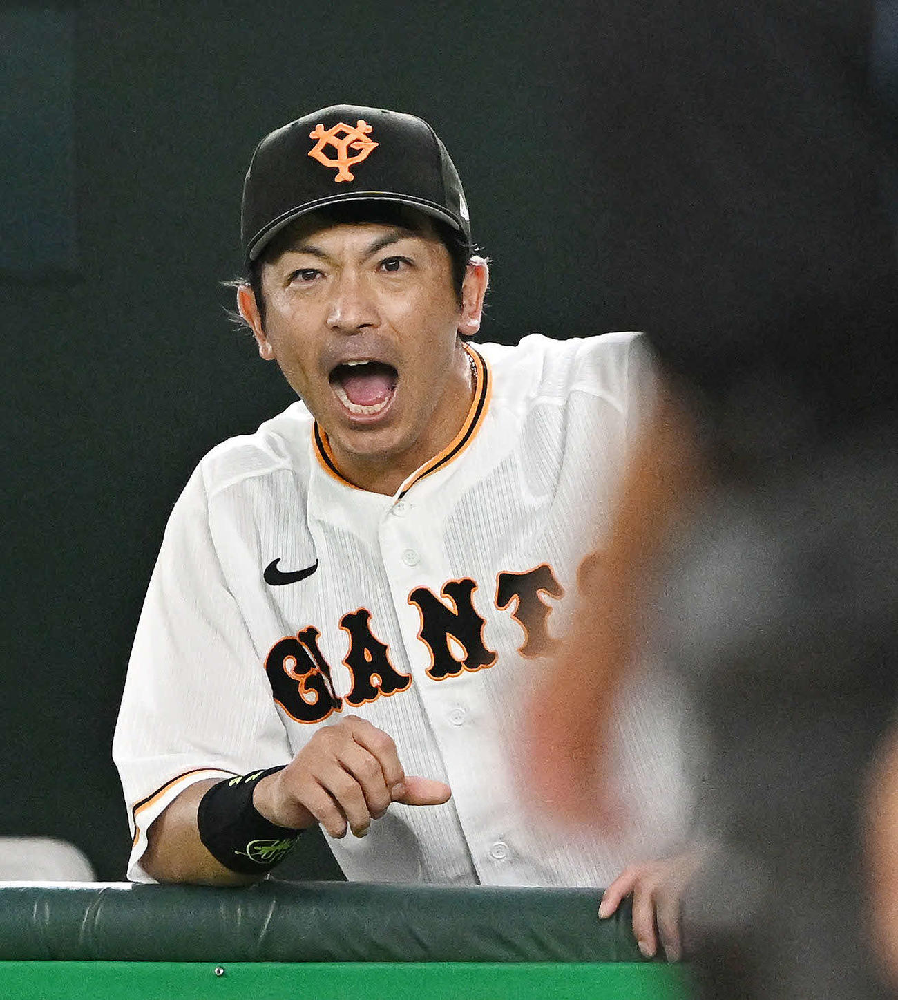 巨人ヤクルト　ベンチで声を出す巨人松田（撮影・滝沢徹郎）