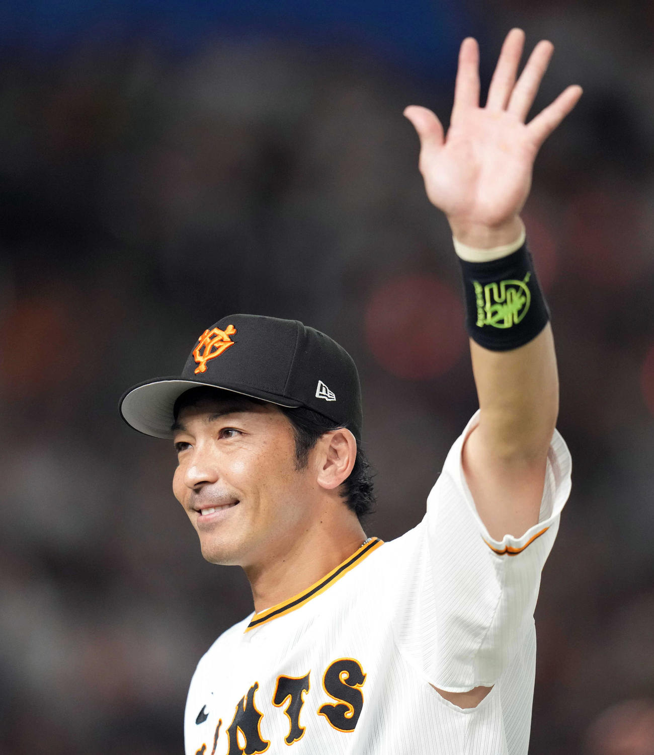 巨人対ヤクルト　試合に勝利し、ファンの声援に応える松田（撮影・狩俣裕三）