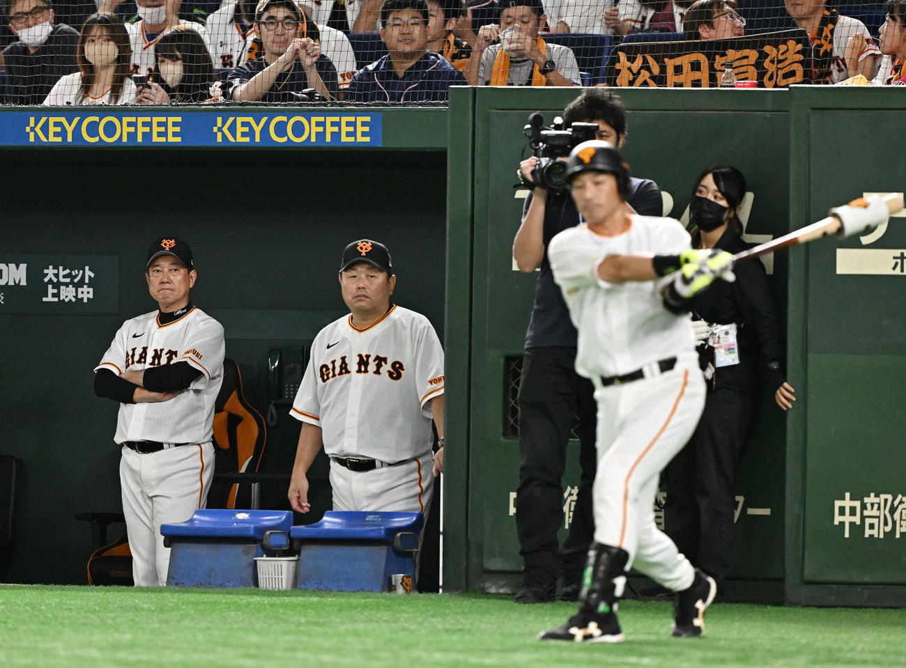巨人対ヤクルト　5回裏、打席前に素振りする巨人松田（手前）を見守る原監督（後方左）（撮影・滝沢徹郎）