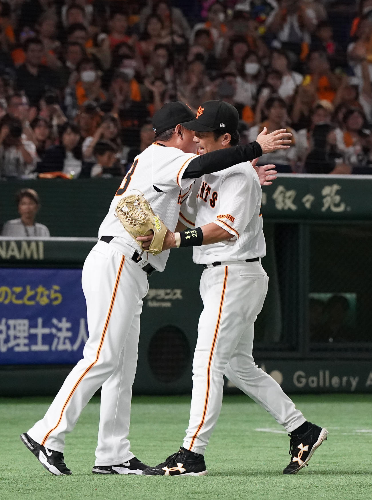 巨人対ヤクルト　6回表、交代し、原監督（左）に迎えられる松田（撮影・狩俣裕三）