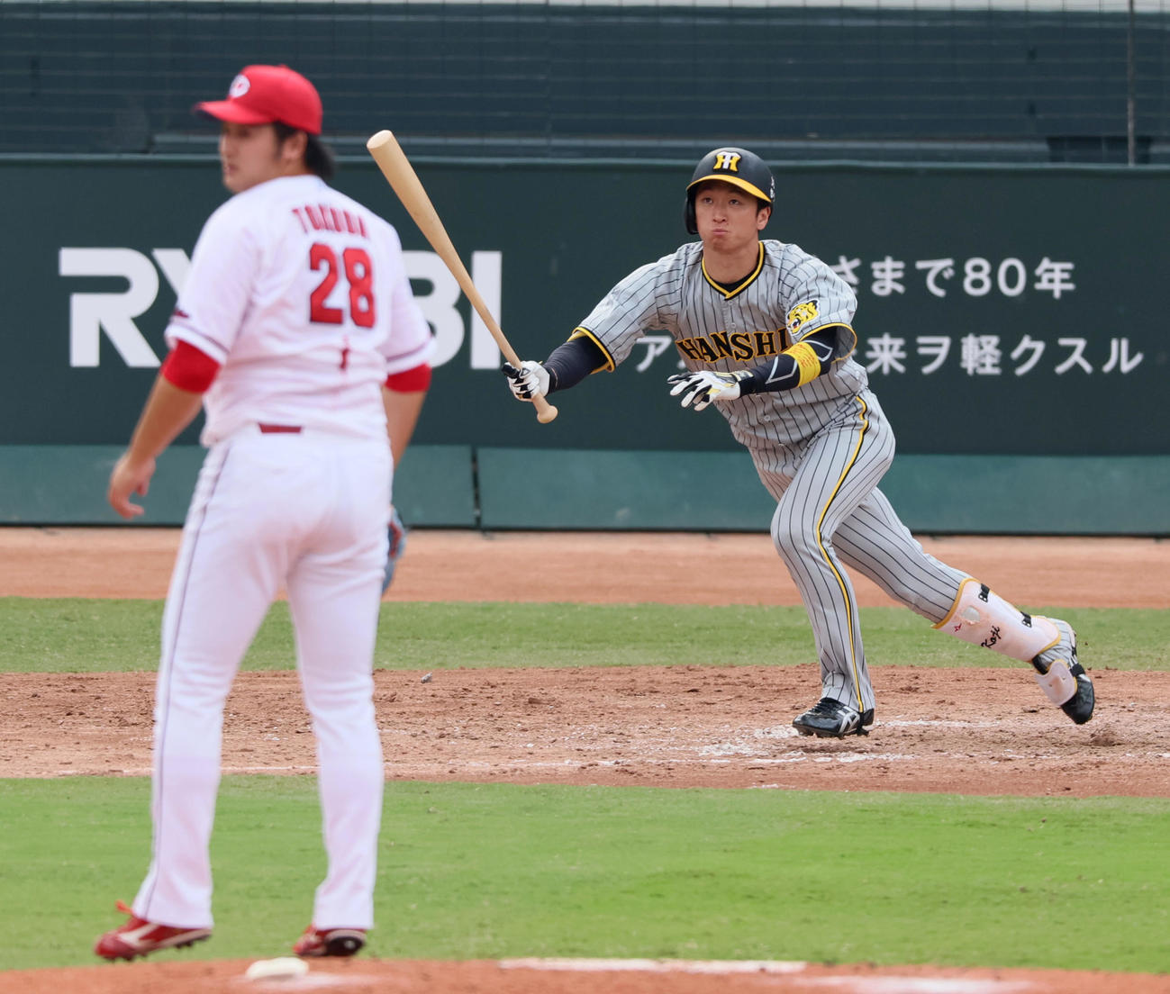 広島対阪神　4回表阪神2死二塁、近本は中適時打を放つ。投手は床田（撮影・加藤哉）