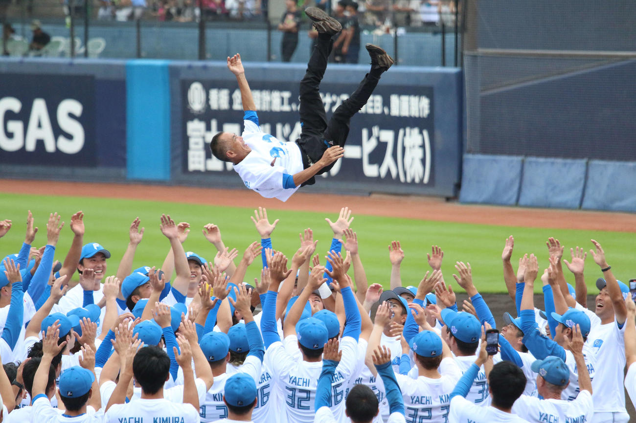 来年3月に退職する日本ハム2軍本拠地のグラウンドキーパー永田さんが選手らに胴上げされる（撮影・木下大輔）