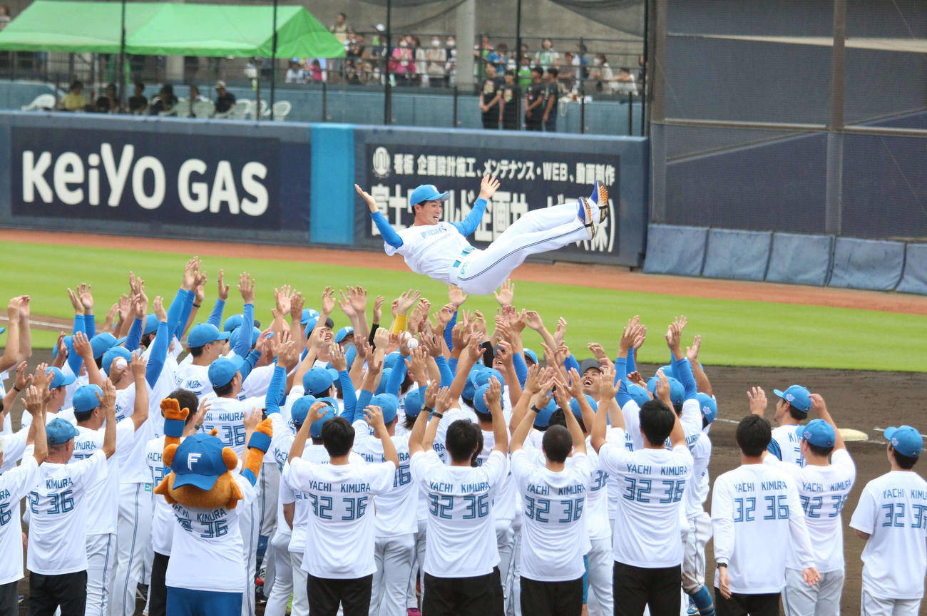 今季限りで現役引退する日本ハム谷内亮太内野手がイースタン・リーグの本拠地最終戦セレモニーで胴上げされる（撮影・木下大輔）