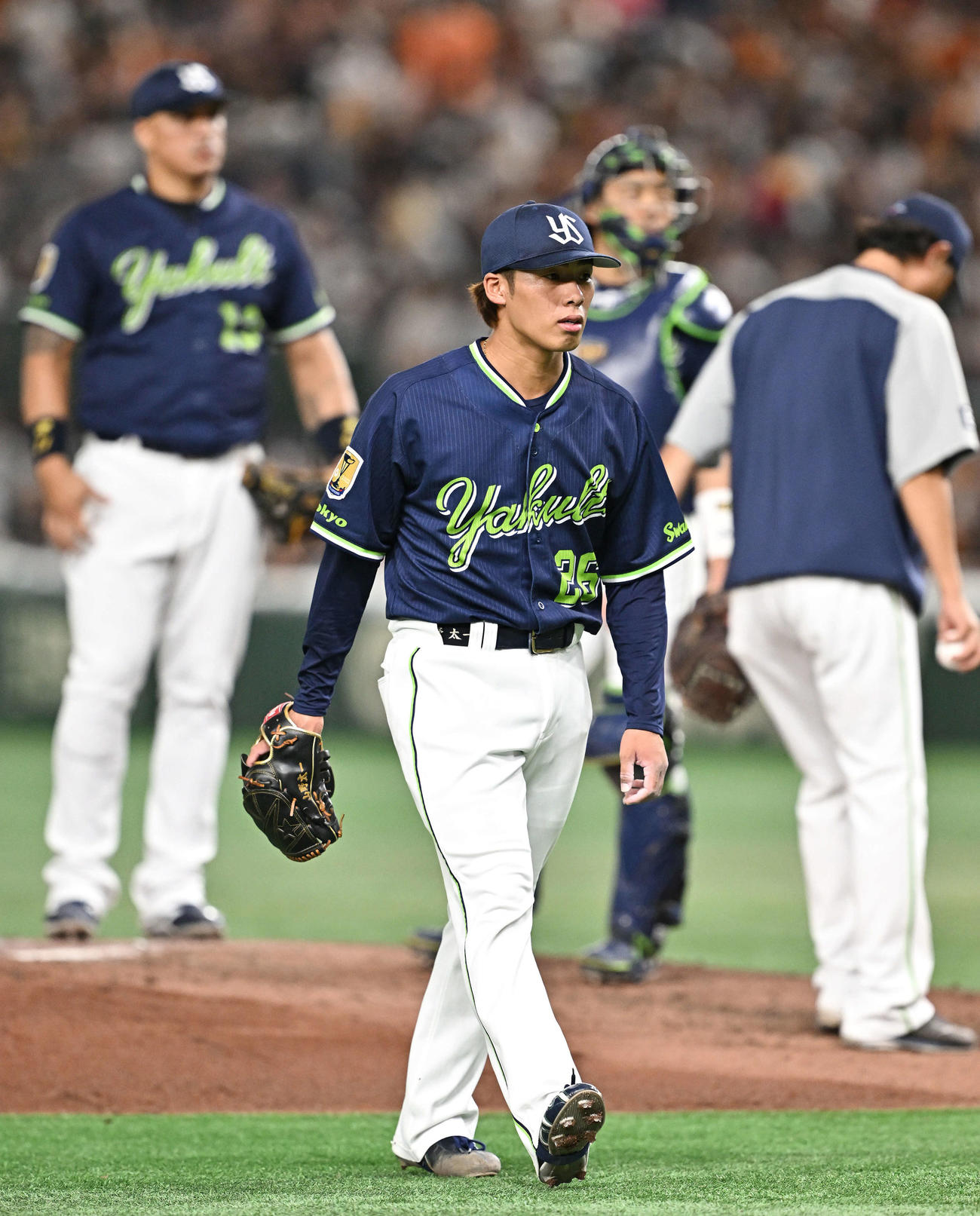 巨人対ヤクルト　5回裏途中で降板するヤクルト先発の山野（手前）（撮影・滝沢徹郎）