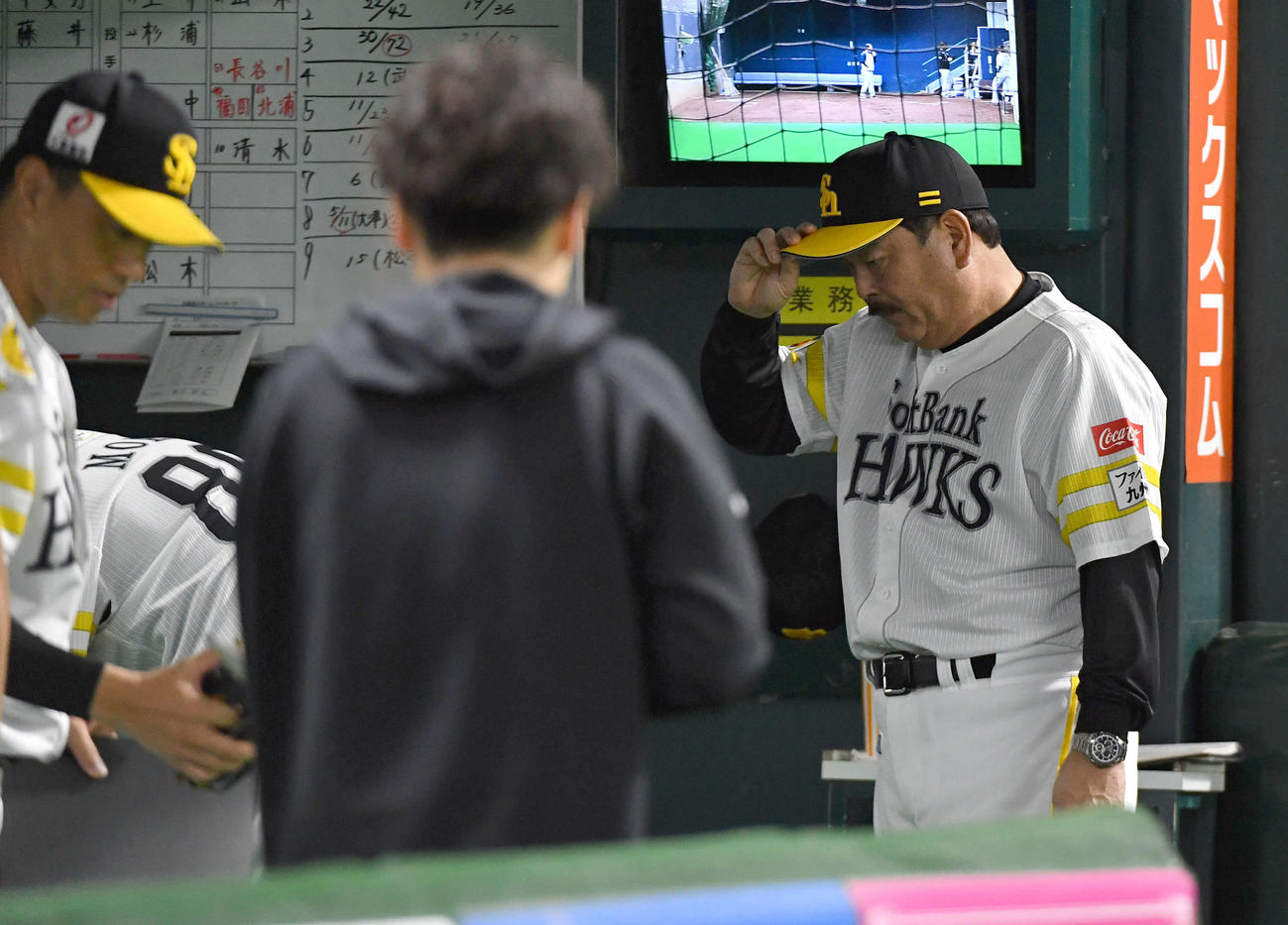 ソフトバンク対日本ハム　日本ハムに敗れ、厳しい表情で引き揚げる藤本監督（右）（撮影・岩下翔太）