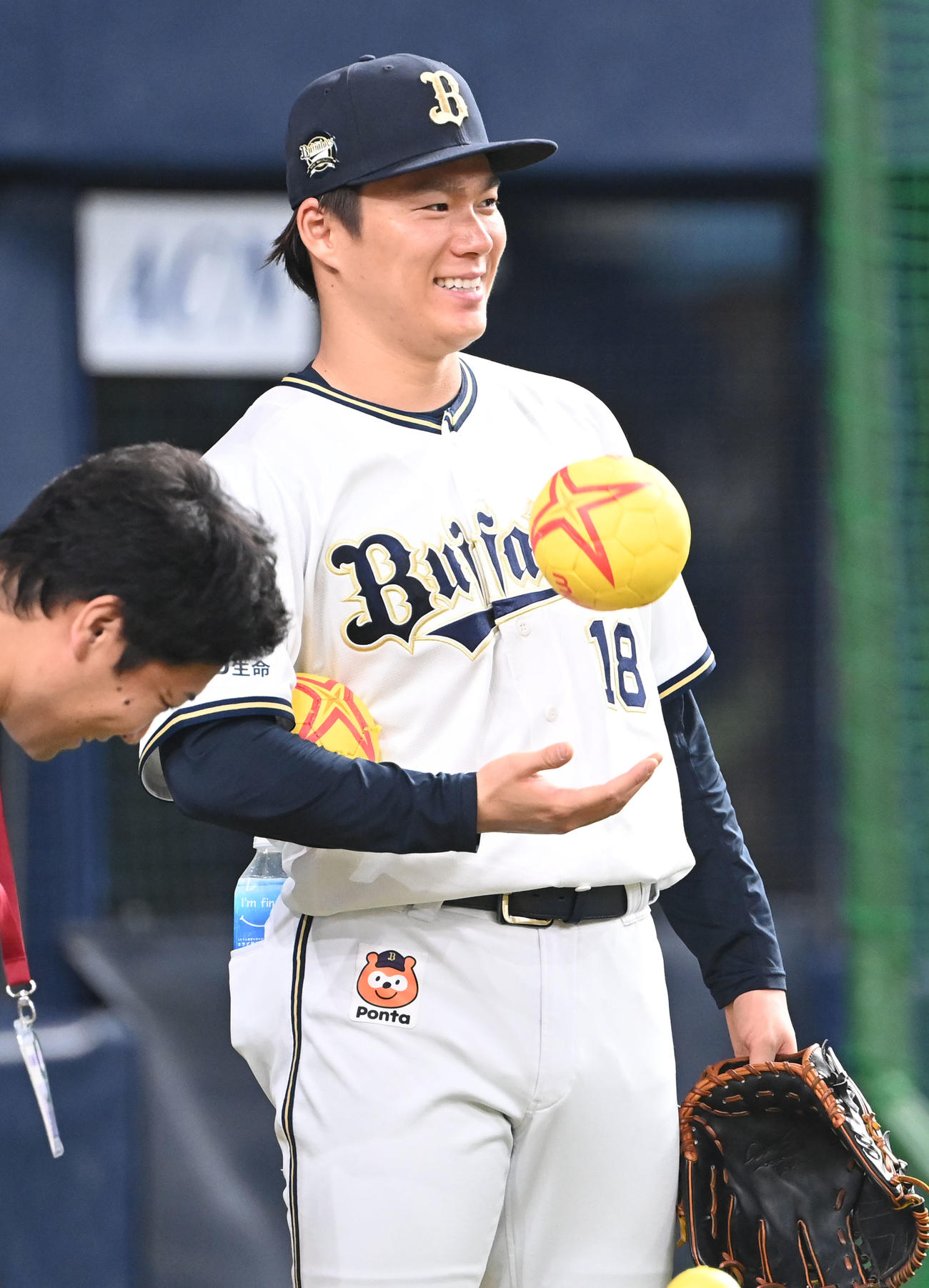 練習を終え笑顔を見せるオリックス山本（撮影・和賀正仁）