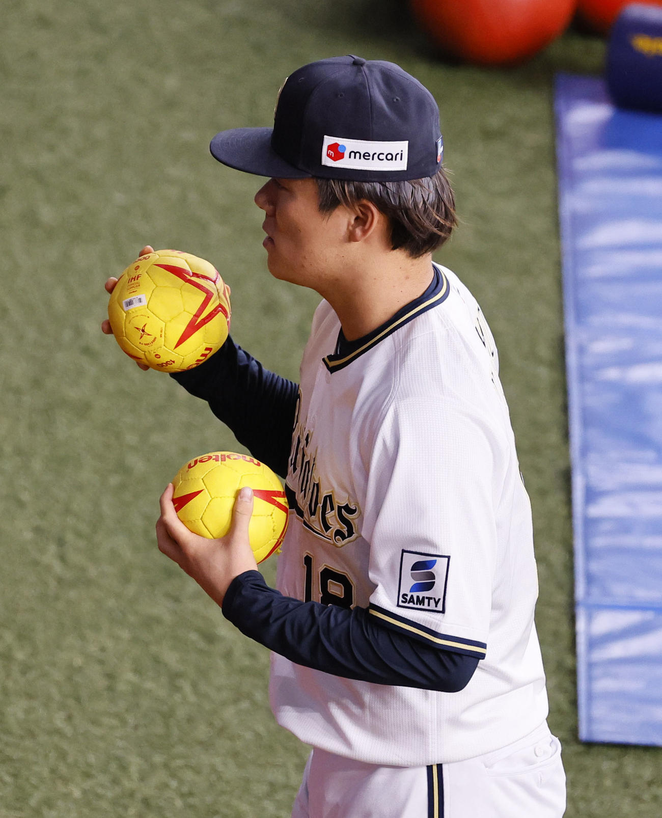オリックス対楽天　大きなボールで壁当てをするオリックス山本（撮影・藤尾明華）