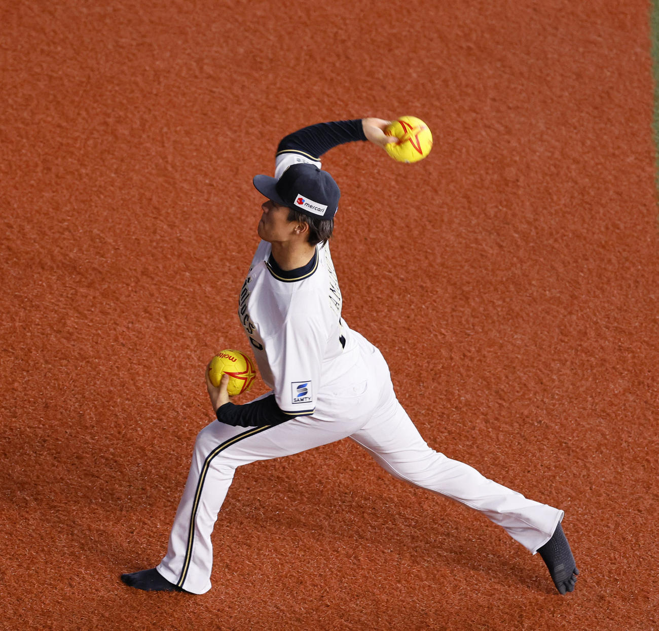 オリックス対楽天　大きなボールで壁当てをするオリックス山本（撮影・藤尾明華）