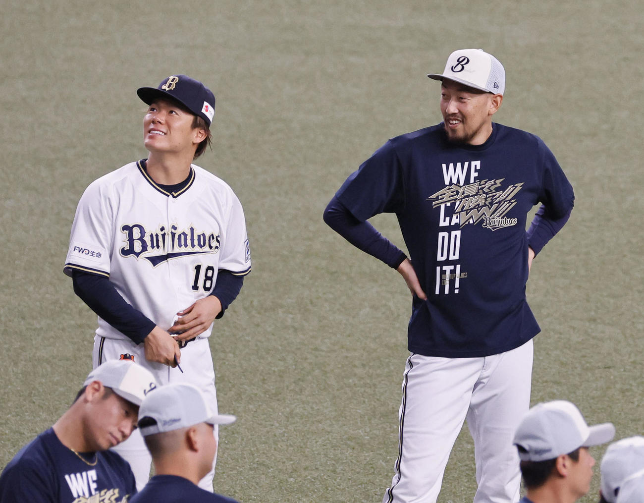 オリックス対楽天　談笑するオリックス山本（左）と平野佳（撮影・藤尾明華）