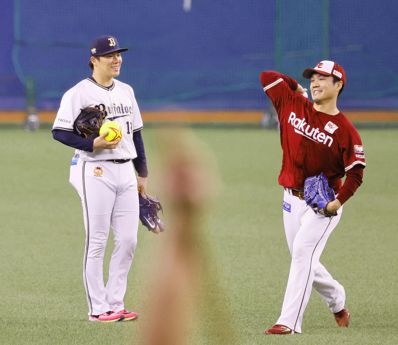 オリックス対楽天　談笑するオリックス山本（左）と楽天則本（撮影・藤尾明華）