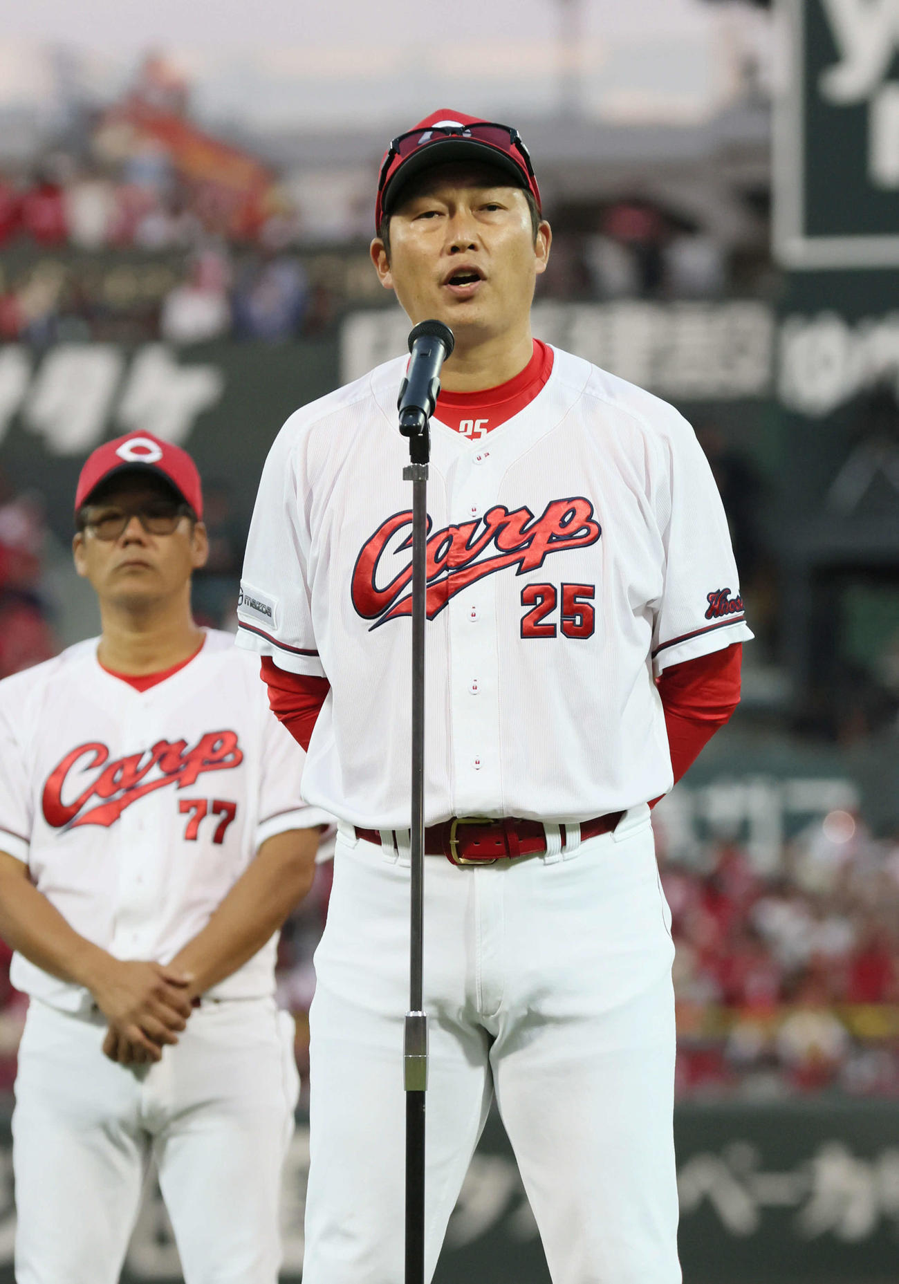 広島対阪神　レギュラーシーズン最終戦を終え、あいさつする広島新井監督（撮影・加藤孝規）