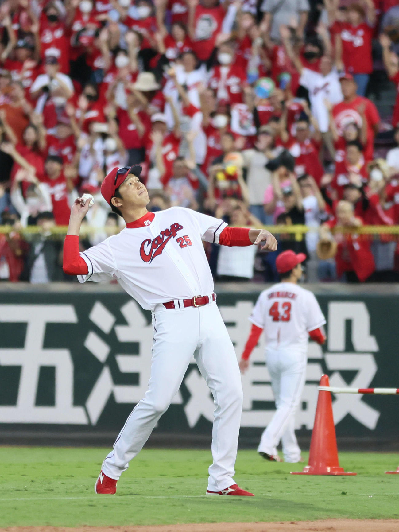 広島対阪神　観客席にボールを投げ込む広島新井監督（撮影・加藤孝規）