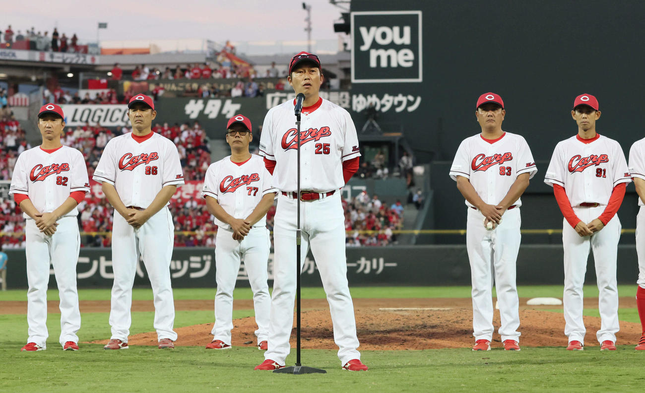 広島対阪神　最終戦を終えてあいさつする広島新井監督（撮影・加藤孝規）