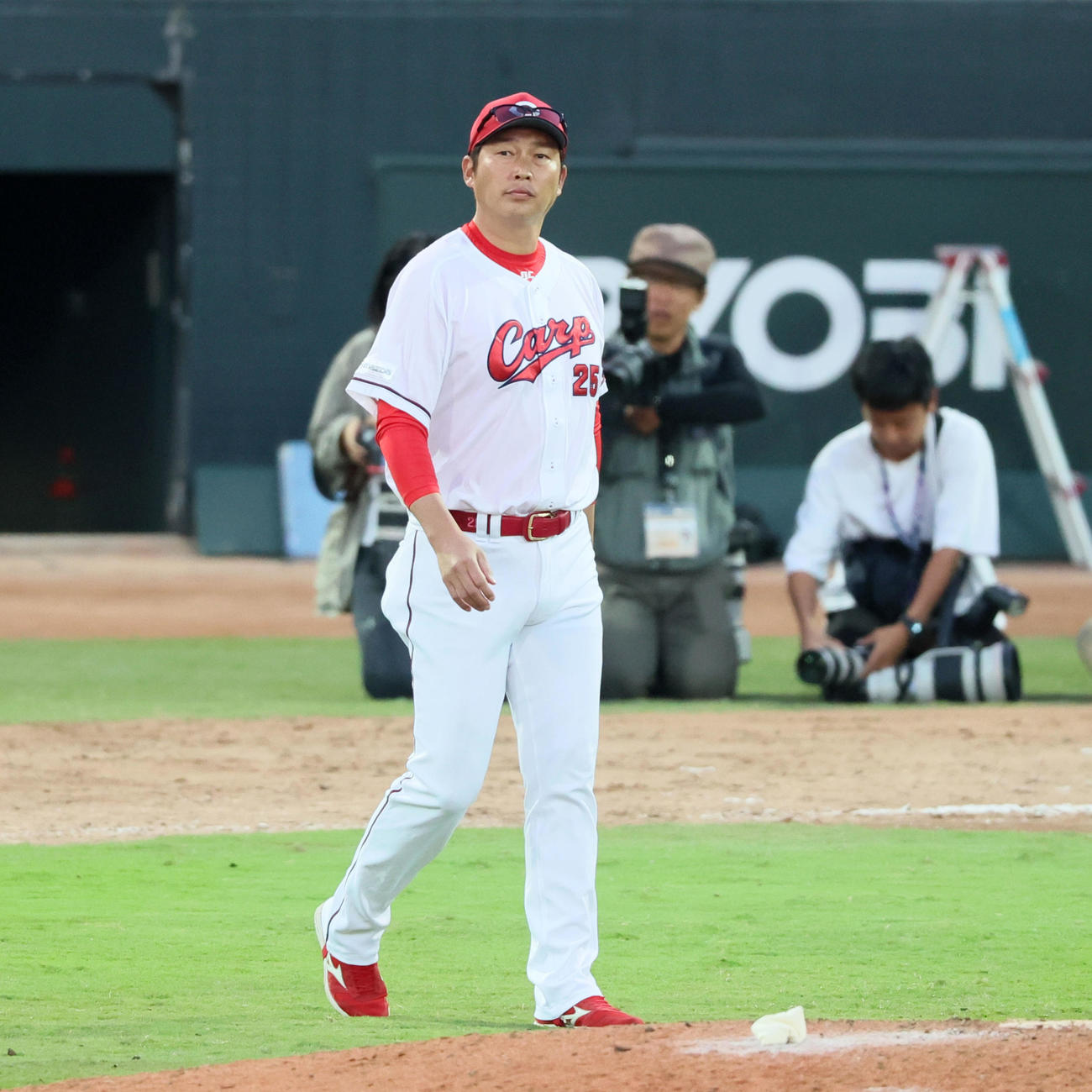 広島対阪神　今季最終戦を終えあいさつに向かう新井監督（撮影・加藤哉）