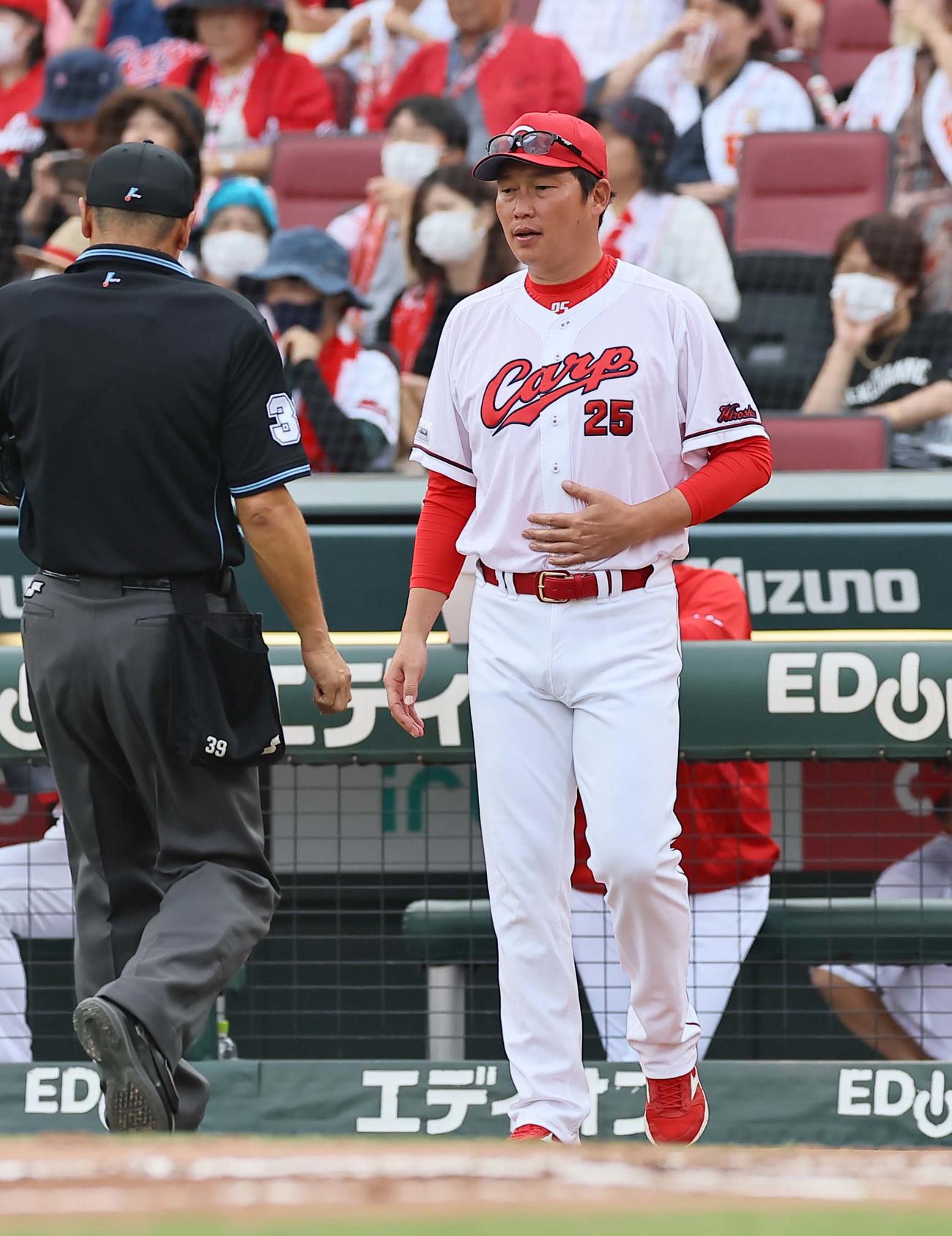 広島対阪神　選手交代を告げる新井監督（撮影・上田博志）