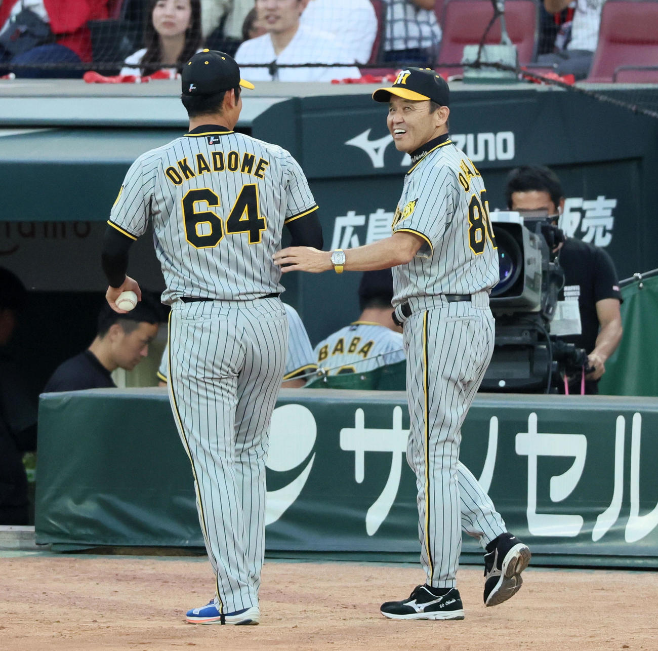広島対阪神　プロ初勝利を挙げた岡留（左）と笑顔で話す岡田監督（撮影・加藤哉）