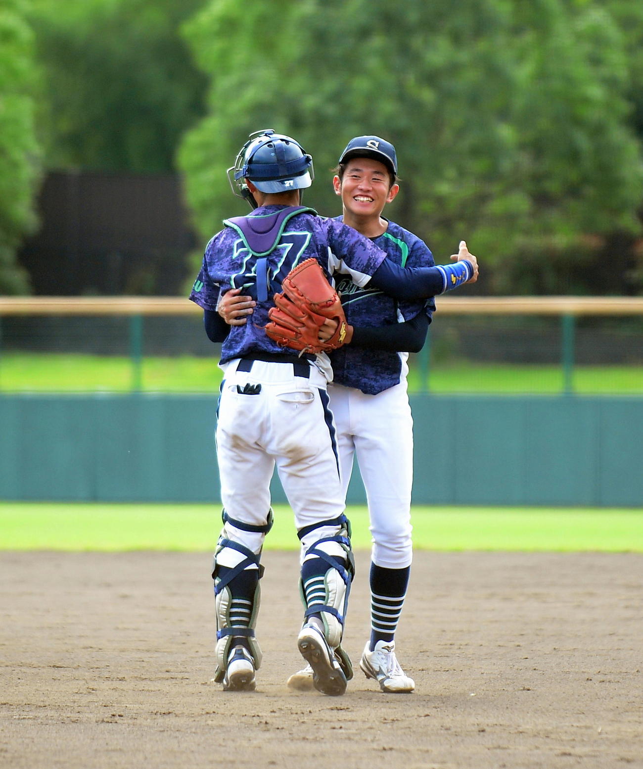 今季初完封を飾り、笑顔で抱き合う静岡産大・見目