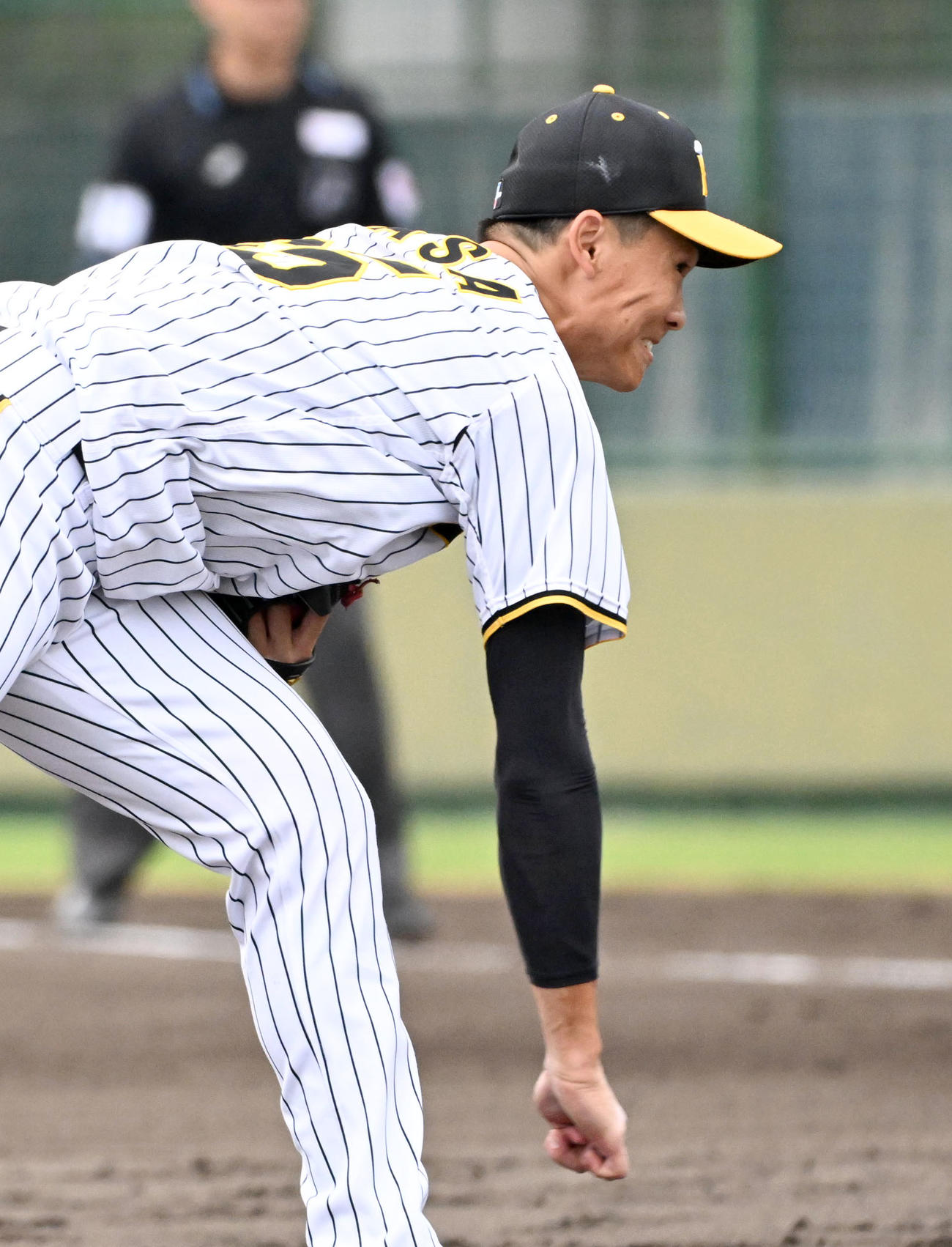 阪神対広島　力投する湯浅（撮影・石井愛子）
