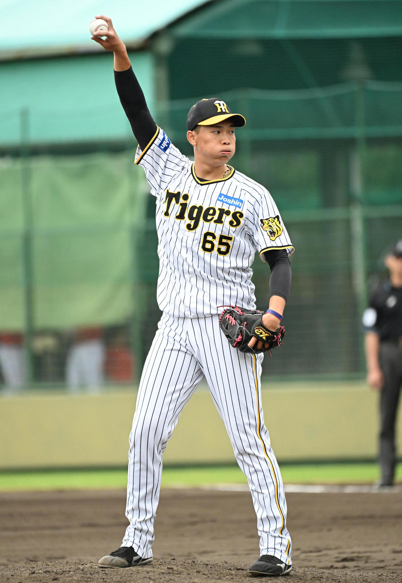 阪神対広島　投球前に深呼吸をする湯浅（撮影・石井愛子）