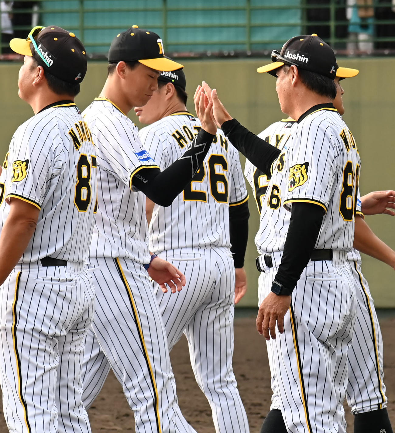 阪神対広島　広島に勝利し和田2軍監督（右）とハイタッチをする湯浅（撮影・石井愛子）