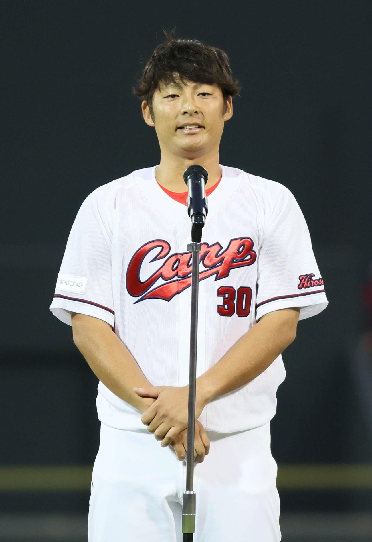 広島対阪神　引退セレモニーであいさつする広島一岡（撮影・加藤孝規）