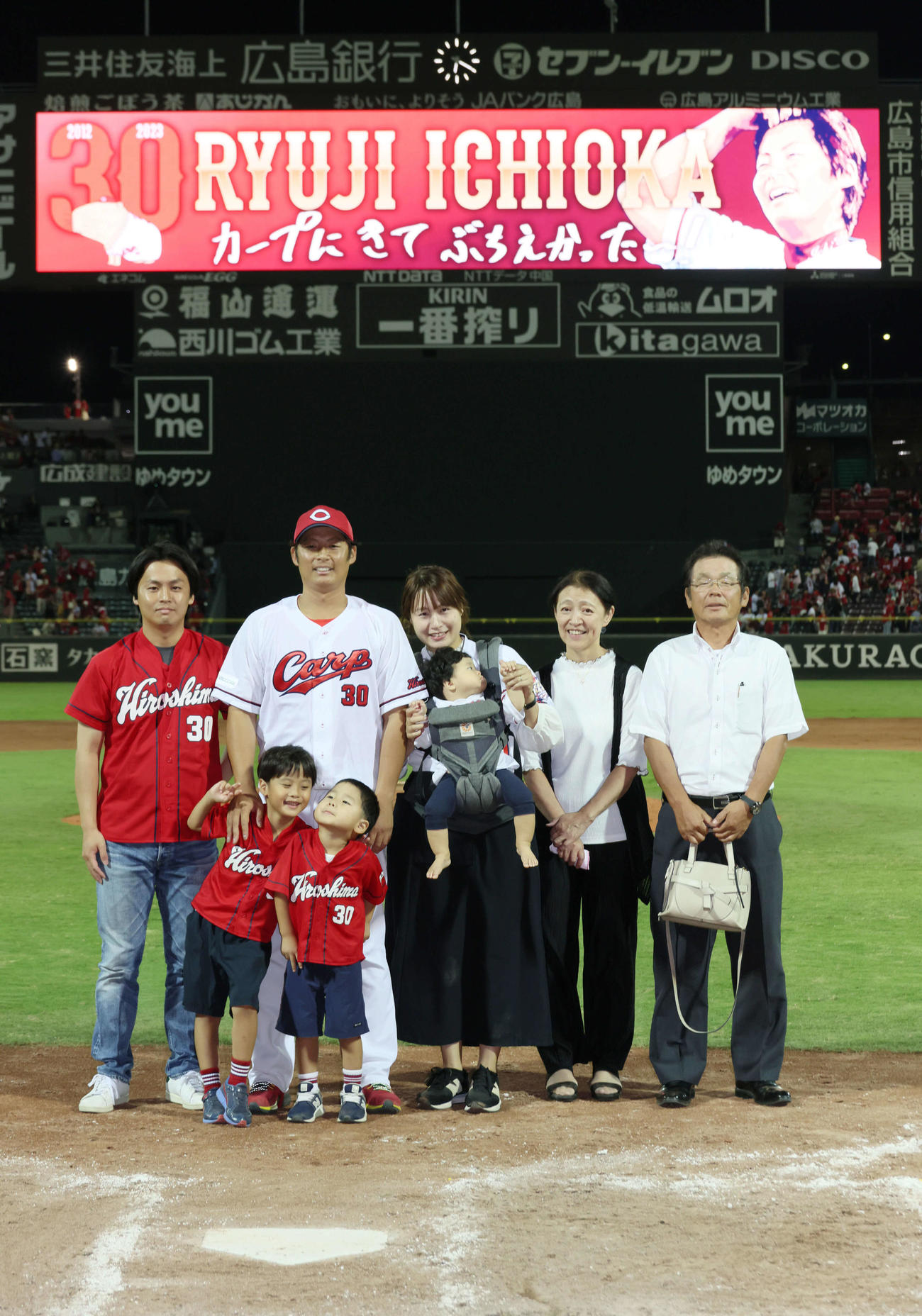 広島対阪神　引退セレモニーを終え、家族と記念撮影する広島一岡（撮影・加藤孝規）