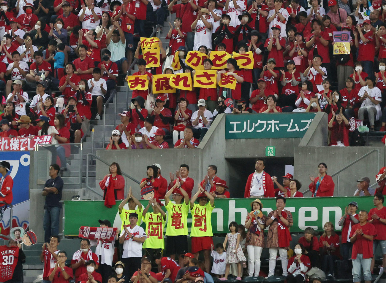 広島対阪神　引退セレモニーで広島一岡にファンから感謝のボードも掲げられた（撮影・加藤孝規）