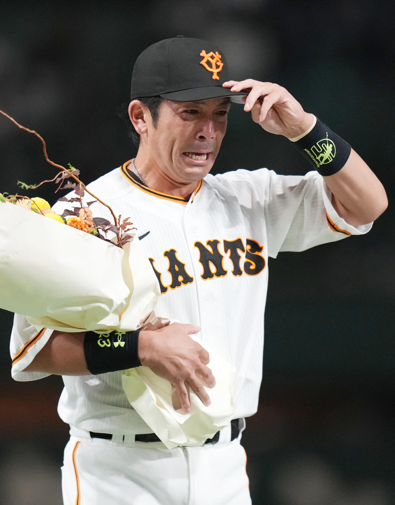 引退セレモニーで原監督から花束を受け取り、泣きじゃくる松田（撮影・狩俣裕三）