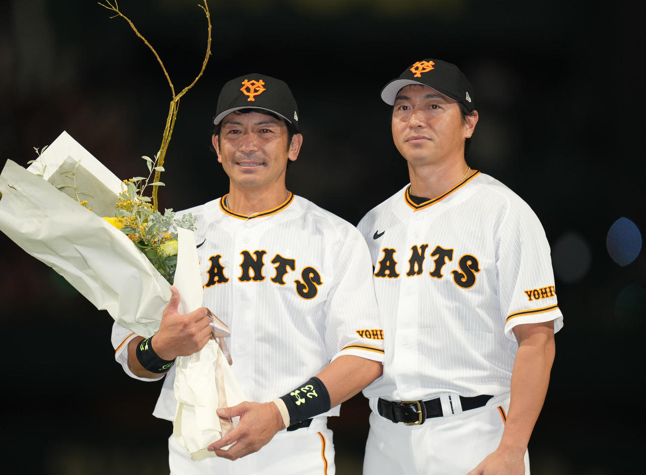 引退セレモニーで長野（右）と記念撮影をする松田（撮影・狩俣裕三）