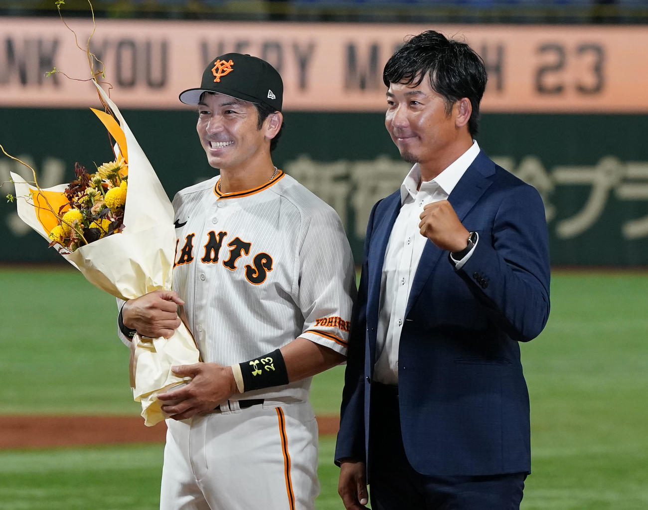 引退セレモニー後、双子の兄・教明さん（右）といっしょに記念撮影をする松田（撮影・狩俣裕三）