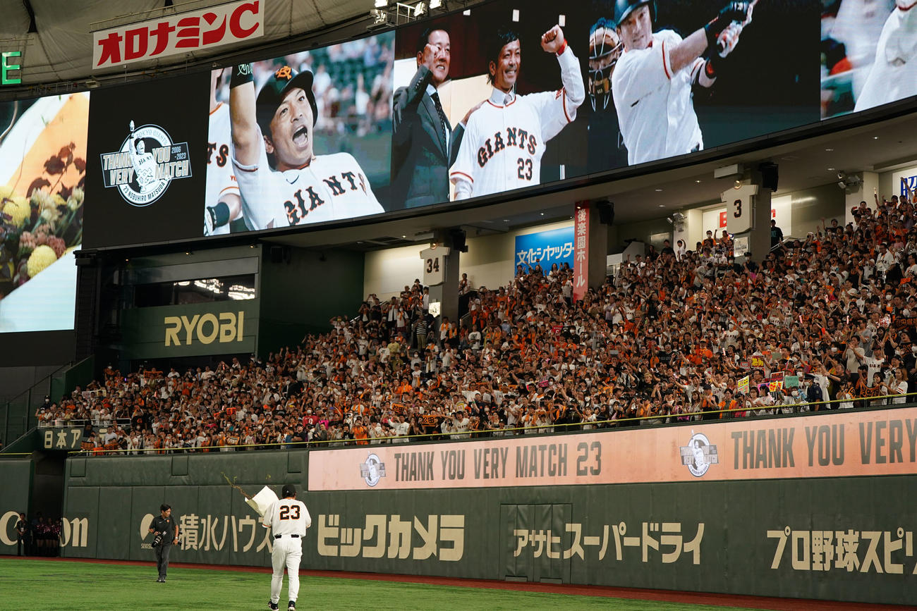 引退セレモニーで場内1周をする松田（撮影・狩俣裕三）
