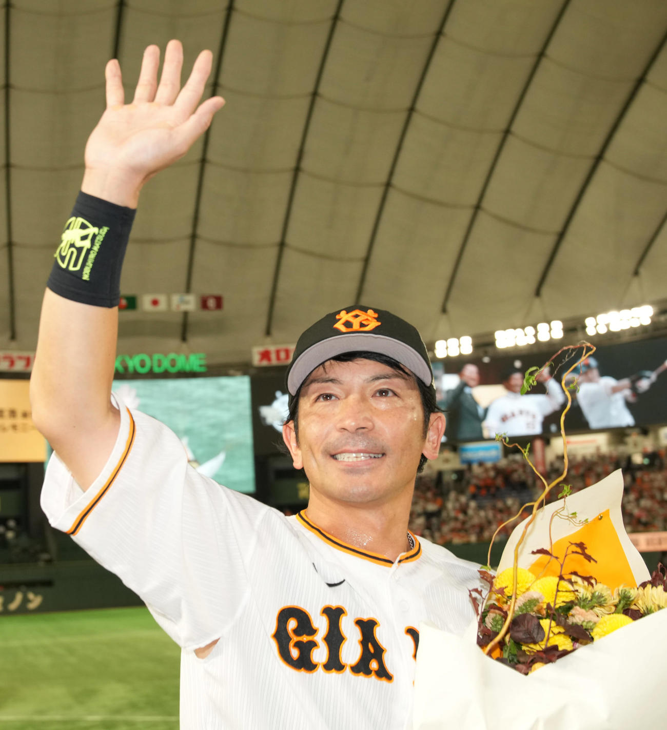 引退セレモニーで場内1周をする松田（撮影・狩俣裕三）