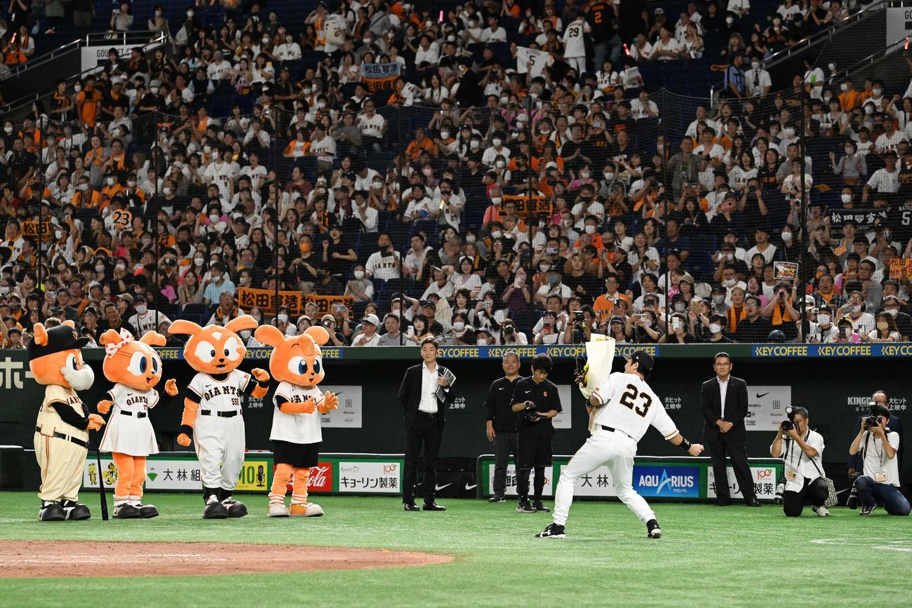 巨人対ヤクルト　引退セレモニーを終えファンとともに熱男ポーズを決める巨人松田（撮影・滝沢徹郎）