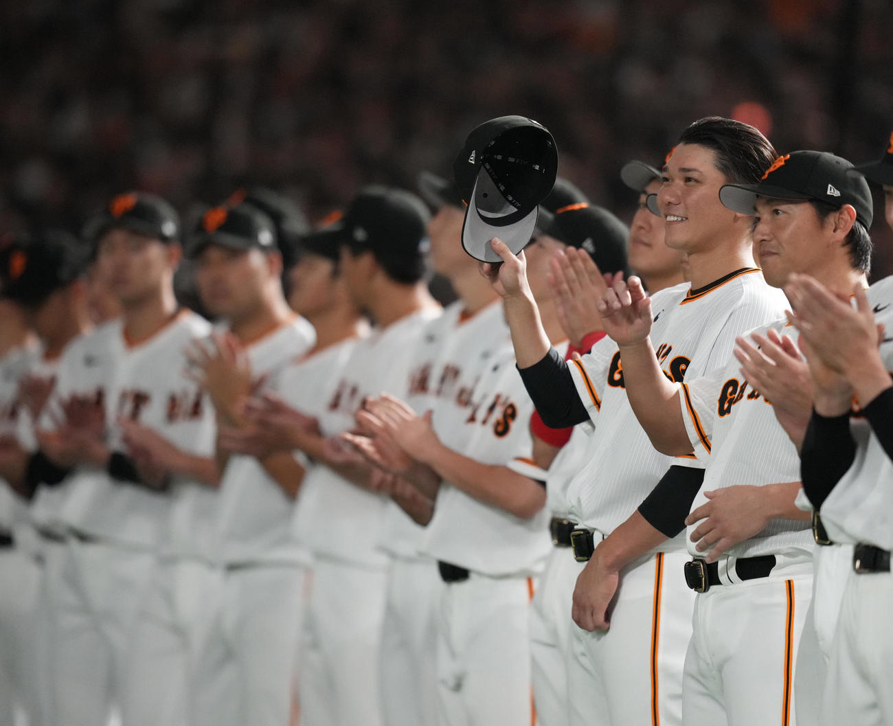 松田宣浩の引退セレモニーで笑顔を見せる坂本（右から2人目）と長野（右端）（撮影・狩俣裕三）