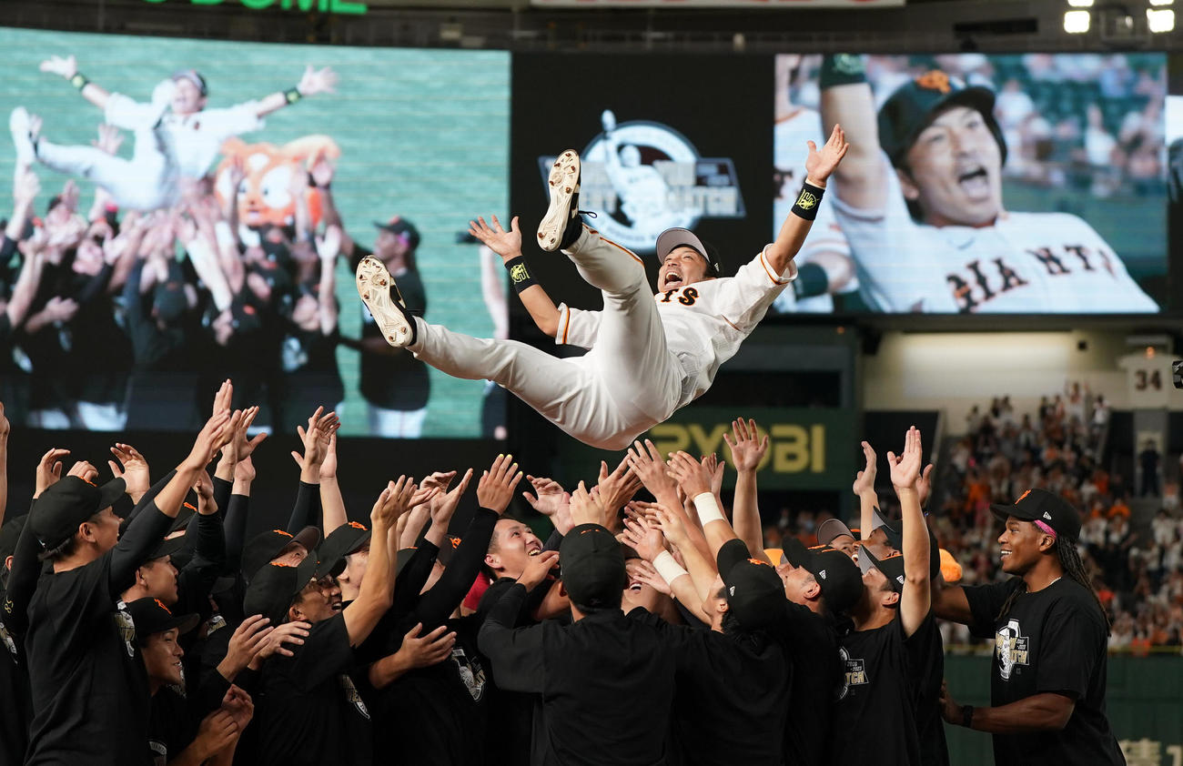 巨人対ヤクルト　引退セレモニーでチームメートに胴上げされる巨人松田（撮影・狩俣裕三）