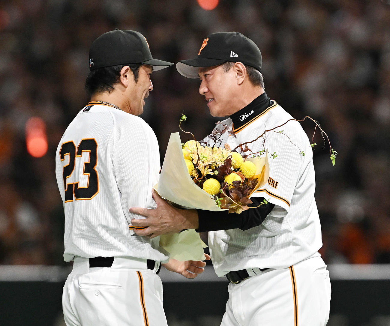 巨人対ヤクルト　巨人松田（左）の引退セレモニーで花束を渡す原監督（撮影・滝沢徹郎）