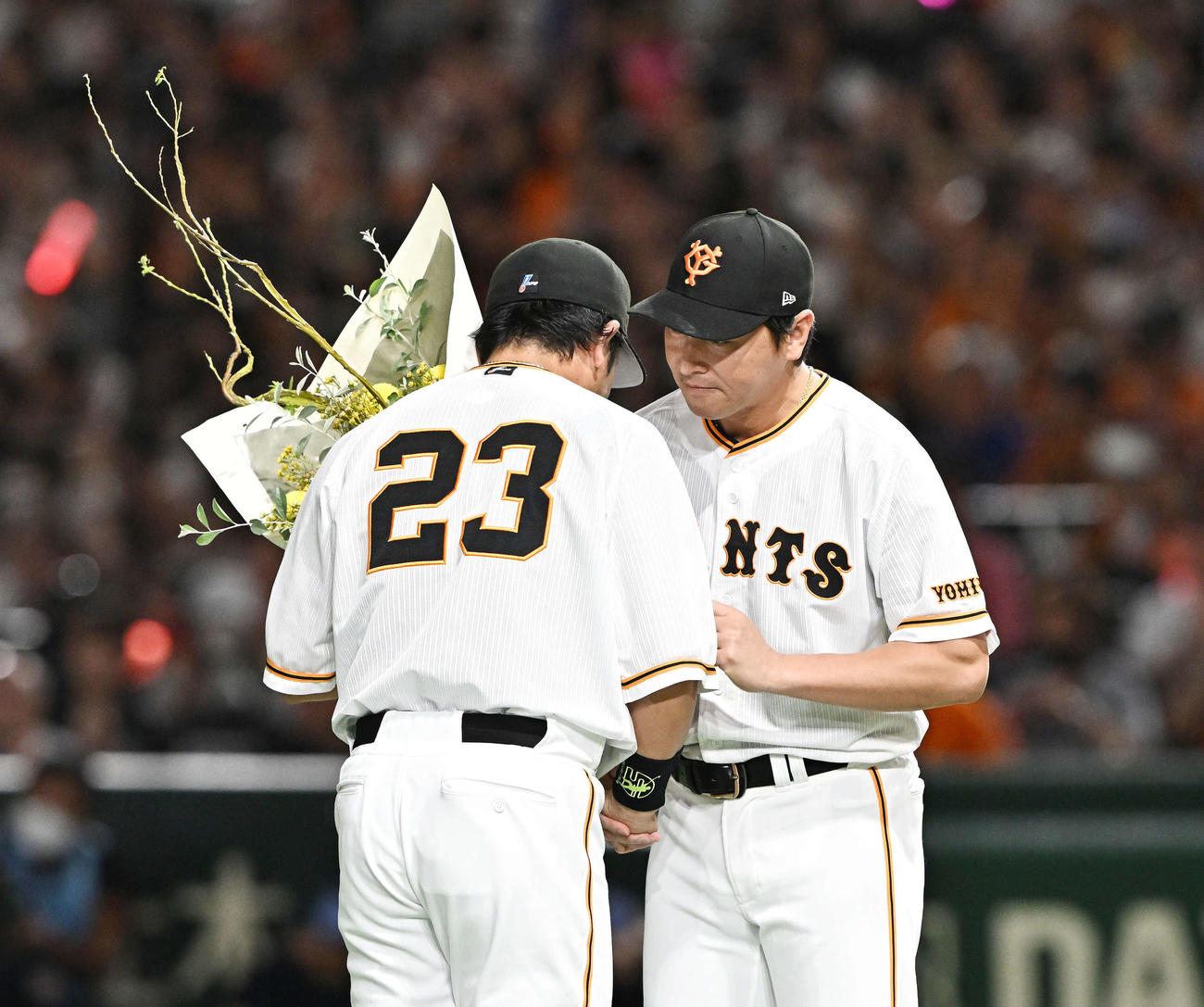 巨人対ヤクルト　巨人松田（左）の引退セレモニーで花束を渡す長野（撮影・滝沢徹郎）