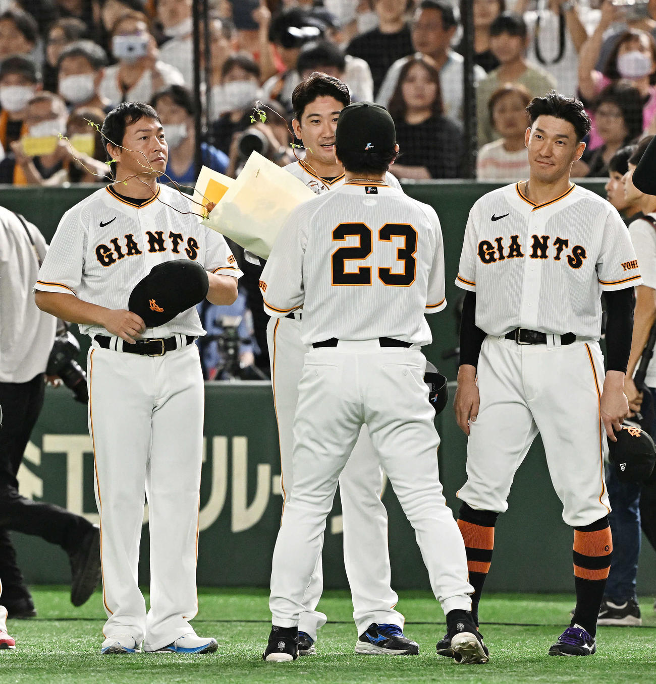 巨人対ヤクルト　巨人松田（手前）の引退セレモニーで握手を交わす菅野（後方中央）（撮影・滝沢徹郎）
