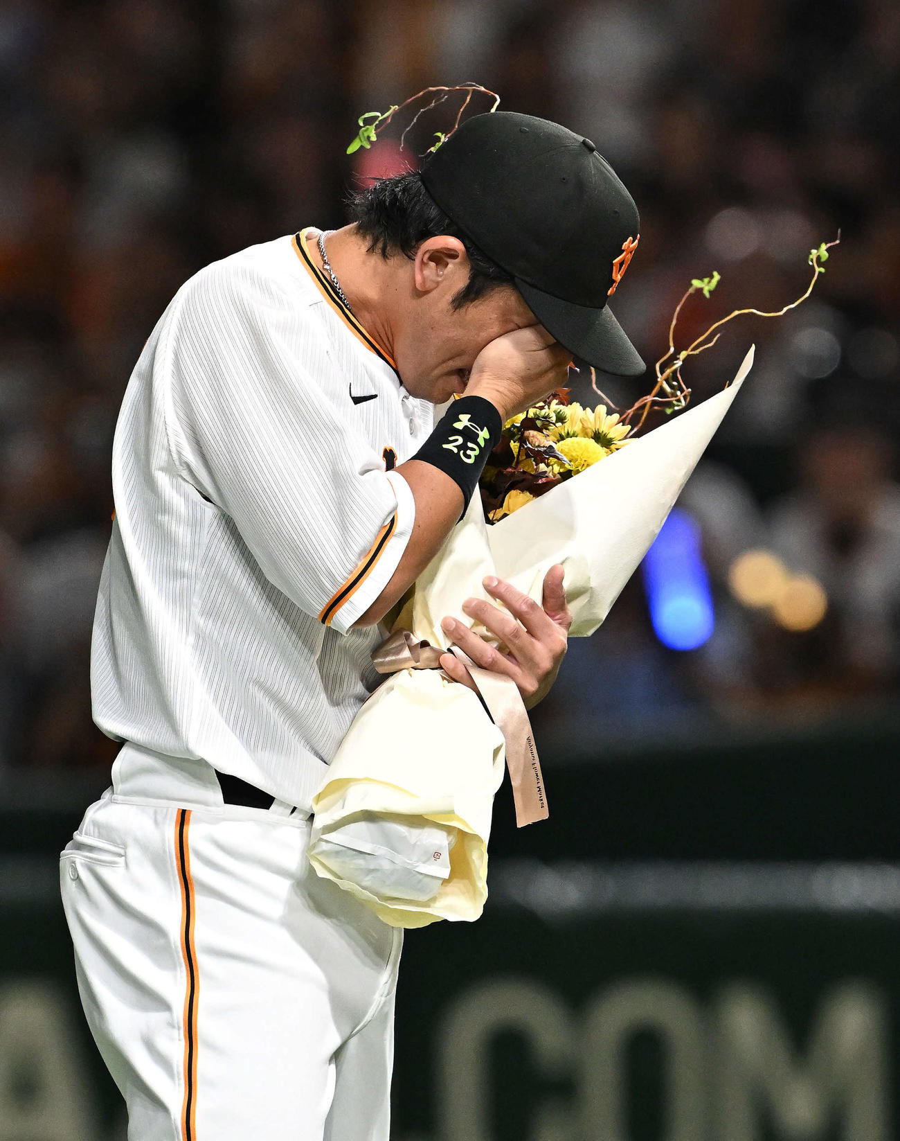 巨人対ヤクルト　引退セレモニーで感極まる巨人松田（撮影・滝沢徹郎）
